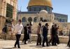 Imigran ilegal Yahudi nodai Masjid Al-Aqsa. dalam aksinya, mereka menggelar ritual Talmud di Bab Ar-Rahmah.