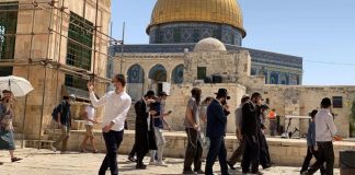 Imigran ilegal Yahudi nodai Masjid Al-Aqsa. dalam aksinya, mereka menggelar ritual Talmud di Bab Ar-Rahmah.