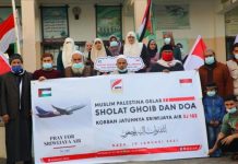 Warga Gaza, Palestina menggelar shalat gaib untuk korban sriwijaya air