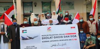 Warga Gaza, Palestina menggelar shalat gaib untuk korban sriwijaya air