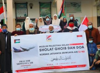 Warga Gaza, Palestina menggelar shalat gaib untuk korban sriwijaya air