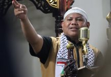 Kita tak boleh memperbaiki diri sendiri untuk shaleh sementara membiarkan Qarun-Qarun melakukan kerusakan. Tak cukup melakukan kesalehan pribadi sementara kita turut andil membiarkan Fir’aun-Fir’aun dengan kekuasaannya melakukan kezaliman dan kerusakan di atas muka bumi.