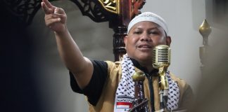 Kita tak boleh memperbaiki diri sendiri untuk shaleh sementara membiarkan Qarun-Qarun melakukan kerusakan. Tak cukup melakukan kesalehan pribadi sementara kita turut andil membiarkan Fir’aun-Fir’aun dengan kekuasaannya melakukan kezaliman dan kerusakan di atas muka bumi.