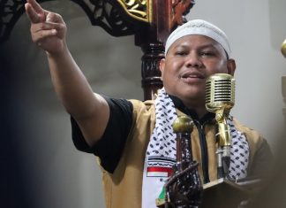 Kita tak boleh memperbaiki diri sendiri untuk shaleh sementara membiarkan Qarun-Qarun melakukan kerusakan. Tak cukup melakukan kesalehan pribadi sementara kita turut andil membiarkan Fir’aun-Fir’aun dengan kekuasaannya melakukan kezaliman dan kerusakan di atas muka bumi.