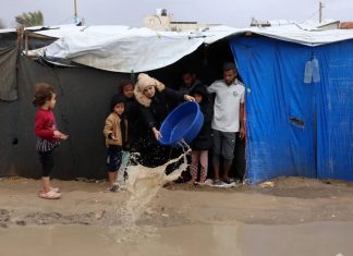 Di Tengah Hujan dan Angin Musim Dingin, Keluarga Abu Samak Bertahan dalam Tenda Sobek di Gaza