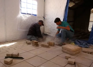 Kisah Abu Jamal: Setengah Tubuh Mendirikan Tenda agar Gaza Tetap Hidup