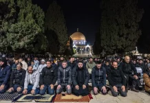 FOTO: 100 Ribu Jamaah Tunaikan Shalat Isya dan Tarawih di Masjid Al-Aqsa