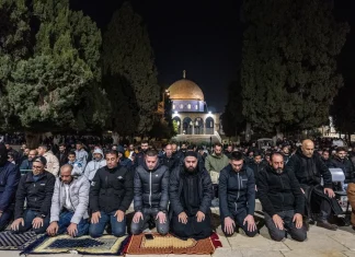 FOTO: 100 Ribu Jamaah Tunaikan Shalat Isya dan Tarawih di Masjid Al-Aqsa