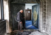 Pemukim Yahudi Bakar Masjid di Nablus, Coret Slogan Rasis di Dindingnya