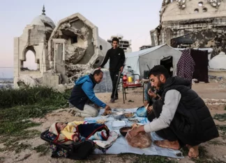 Saat Azan Mengalahkan Drone, Warga Gaza Saling Berbagi yang Tersisa