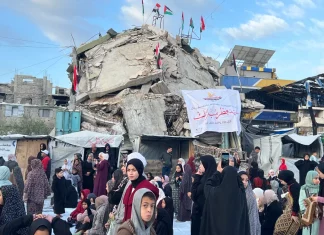 Lebaran Gaza Berubah, Silaturahmi Berganti Ziarah ke Makam