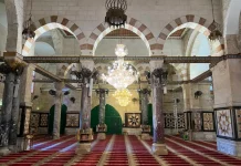 Teroris Israel Larang Salat Isya dan Tarawih di Masjid Al-Aqsa