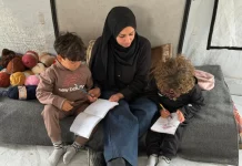 Tenda Jadi Bengkel, Shireen Rajut Boneka untuk Anak-anak Gaza