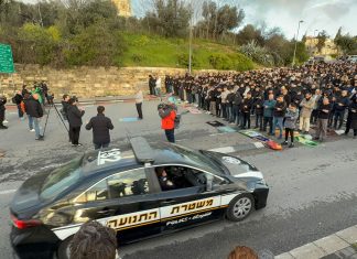 Warga Palestina Berbondong-bondong Shalat Idulfitri di Sekitar Masjid Al-Aqsa