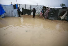 Di Antara Bom dan Cuaca Ekstrem: Pengungsi Gaza Terjebak dalam Krisis Berlapis