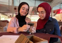 Gaza Hancur, Dua Saudari Ini Menolak Menyerah pada Keputusasaan