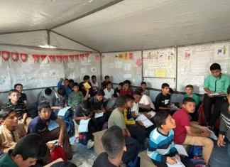 Pendidikan tak Pernah Mati di Gaza, Anak-anak Rela Belajar di Tenda Tengah Reruntuhan