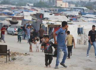 ‘Zona Aman’ di Bawah Hujan Peluru: Israel Terus Teror Pengungsi Palestina di Khan Yunis