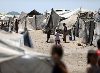 Di Antara Sengatan Panas: Perjuangan Pengungsi Gaza Bertahan Hidup
