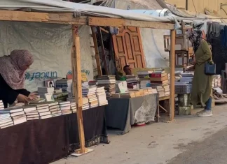 Dari Reruntuhan Gaza, Niveen Selamatkan Buku dan Bangun Perpustakaan di Tenda