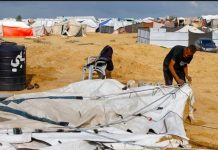 Menambal Tenda dengan Jarum dan Benang: Potret Warga Gaza Melawan Blokade