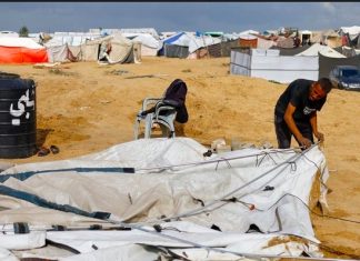 Menambal Tenda dengan Jarum dan Benang: Potret Warga Gaza Melawan Blokade
