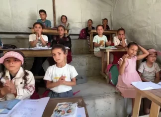Menulis di Atas Kardus Bantuan, Anak-Anak Gaza Tetap Berjuang untuk Sekolah