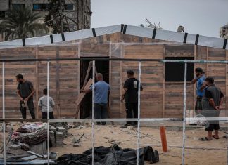 Warga Gaza Sulap Kotak Bantuan Jadi Sekolah dan Rumah