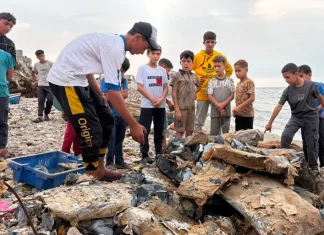 Berjuang di Tengah Blokade, Warga Gaza Tambang Semen dari Kapal Karam pada 1973