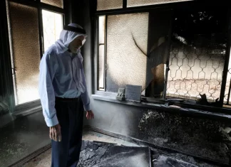 Penjajah Israel Bakar Masjid di Tepi Barat, Serang Petani Zaitun saat Panen