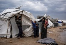 Warga Gaza Bertahan dari Musim Dingin dengan Tenda Rapuh