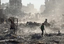 Menanti Bantuan yang tak Kunjung Tiba, Warga Gaza Berjibaku Singkirkan Reruntuhan