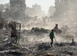 Menanti Bantuan yang tak Kunjung Tiba, Warga Gaza Berjibaku Singkirkan Reruntuhan