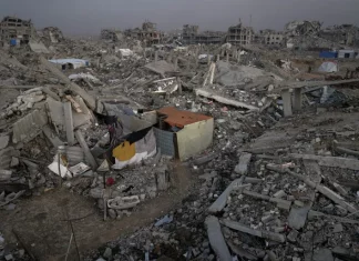 Tidak Ada Alat Berat, Warga Gaza Terpaksa Bersihkan Jalan dengan Tangan Kosong
